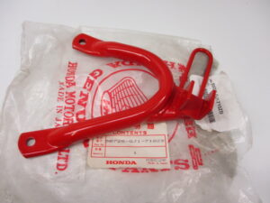 Voetsteunbeugel links R-134 rood Honda MTX80RSE origineel NOS