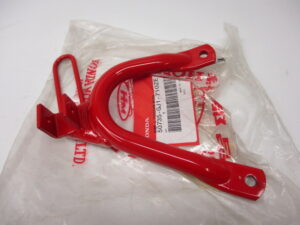 Voetsteunbeugel rechts R-134 rood Honda MTX80RSE origineel NOS