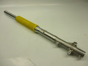 Voorvork links met gele rubber 37mm Honda MTX80R2, MTX125R, MTX200R NOS (modellen met schijfrem)