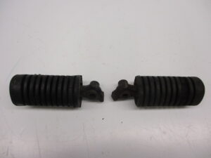 Voetsteunen met rubbers links- en rechts Honda MT, MTX (gebruikt, rubbers vertonen slijtage) Foto is een voorbeeld!