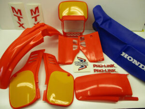 Restauratieset (zonder koplampspoiler) - Kleur: Flashing Red (Orange) (R119) (sticker geel)